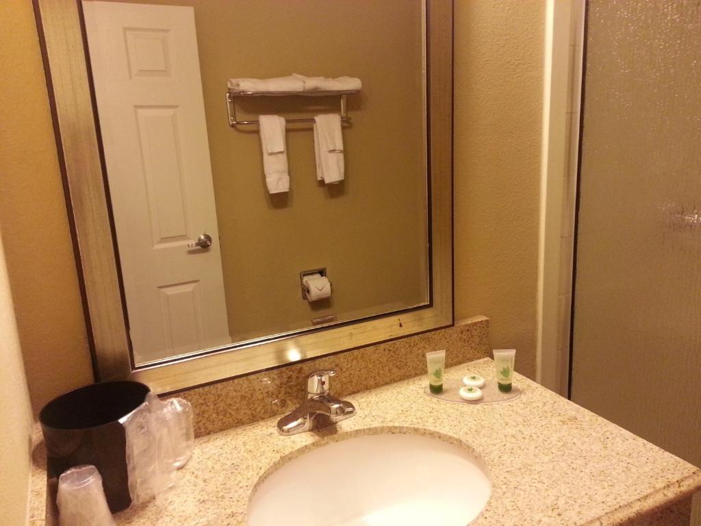 Howard Johnson By Wyndham Odessa Tx Номер фото