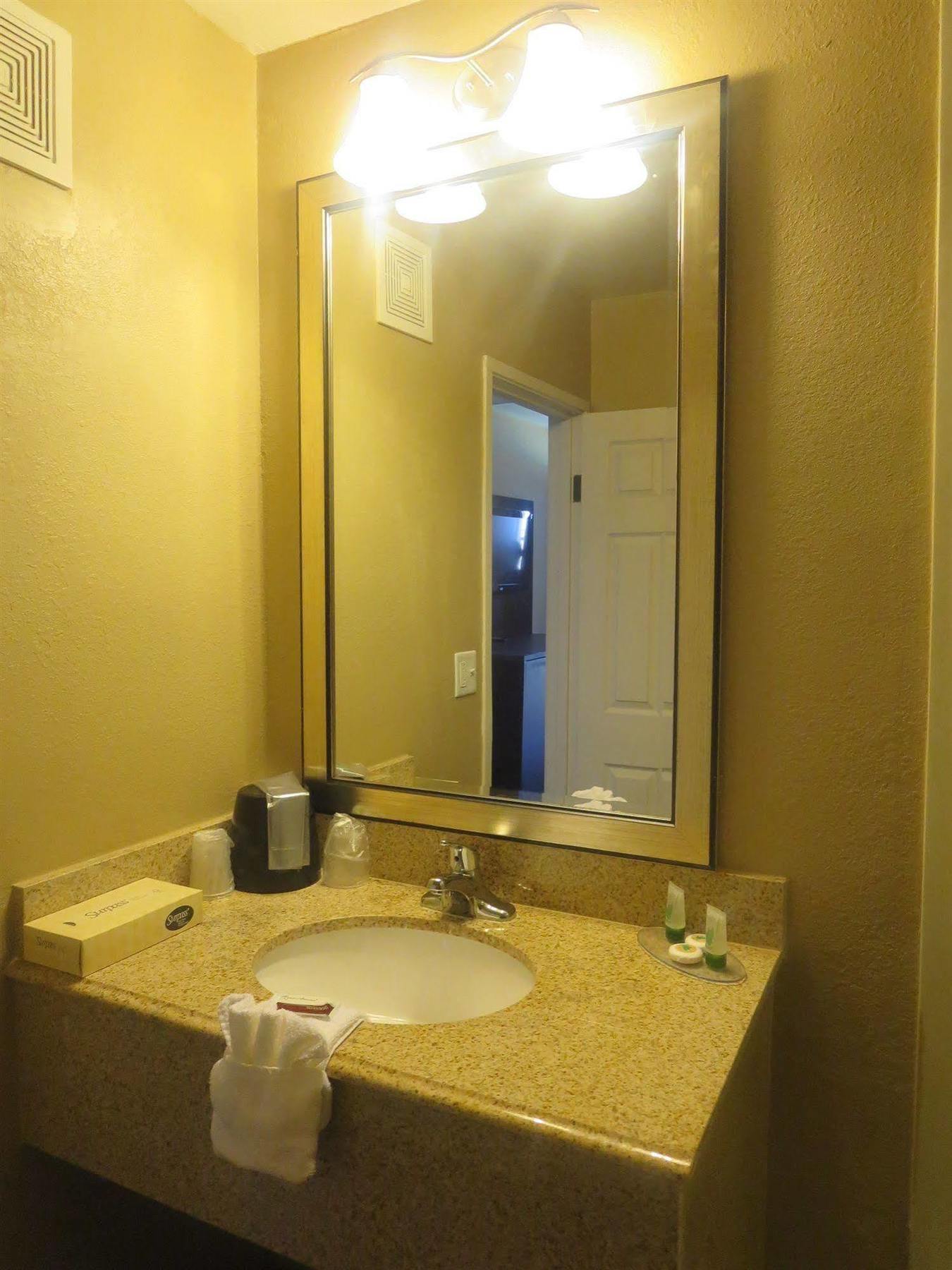 Howard Johnson By Wyndham Odessa Tx Экстерьер фото